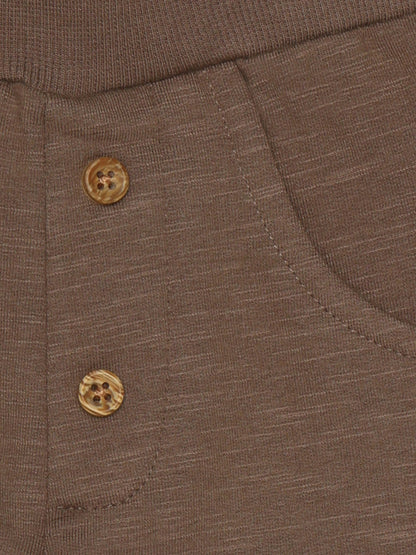 Baby trägt Minymo Sweathose in Chocolate Chip