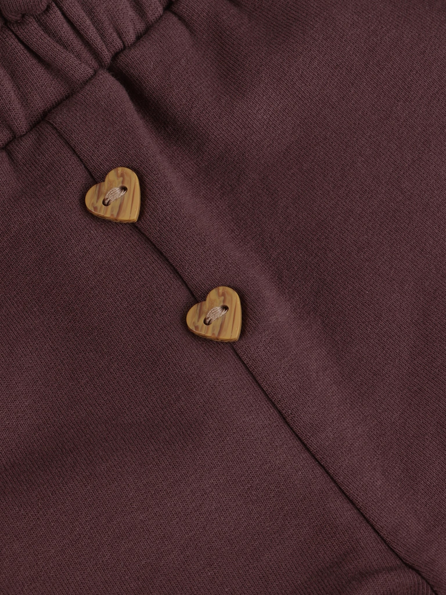 Minymo Sweathose Baby Huckleberry Nahaufnahme Herzknopf Detail
