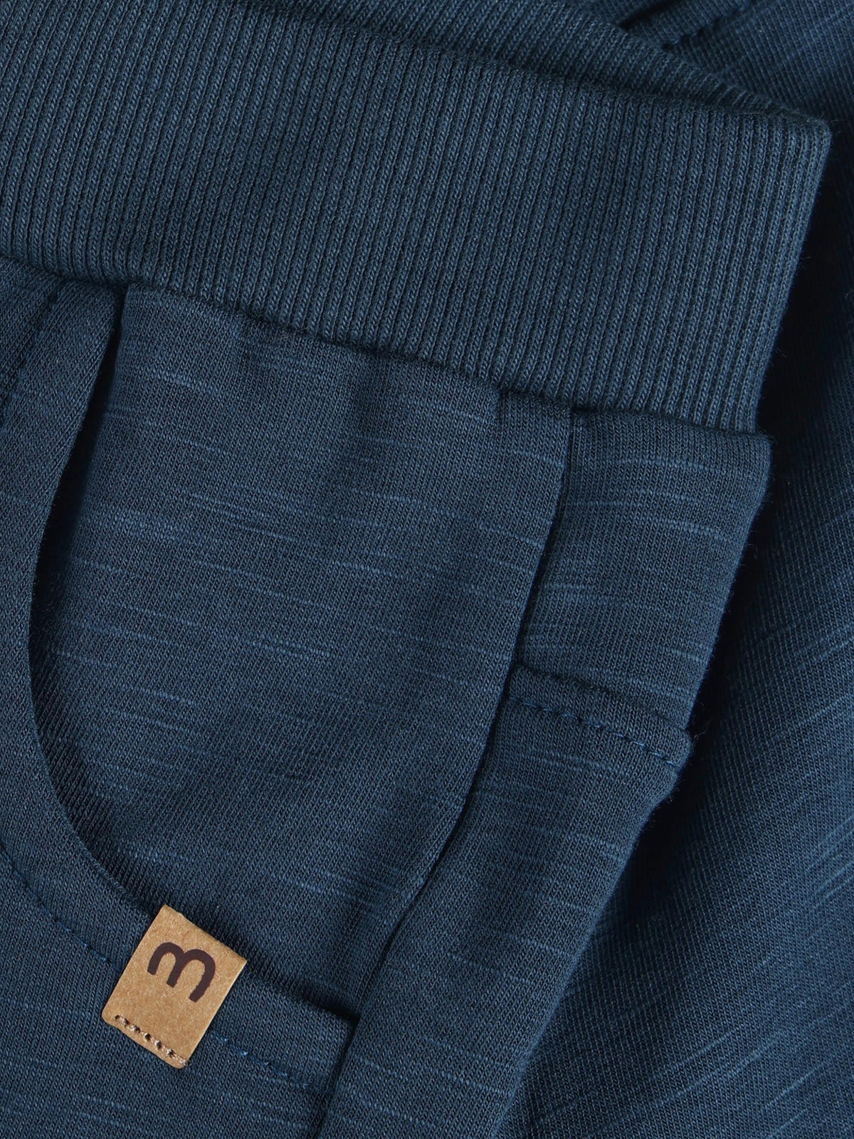 Baby trägt Minymo Sweathose in Midnight Navy