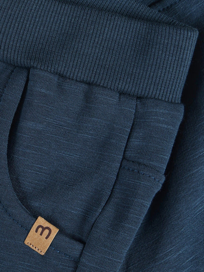 Baby trägt Minymo Sweathose in Midnight Navy