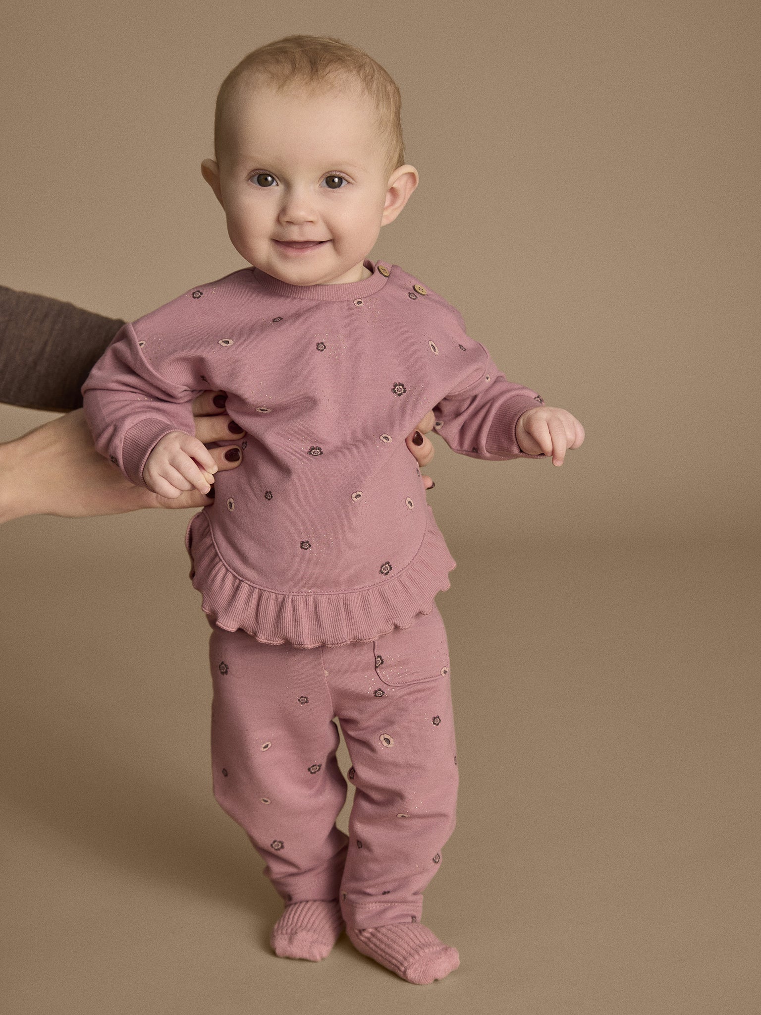 Baby trägt Minymo Sweatshirt in Nostalgia Rose