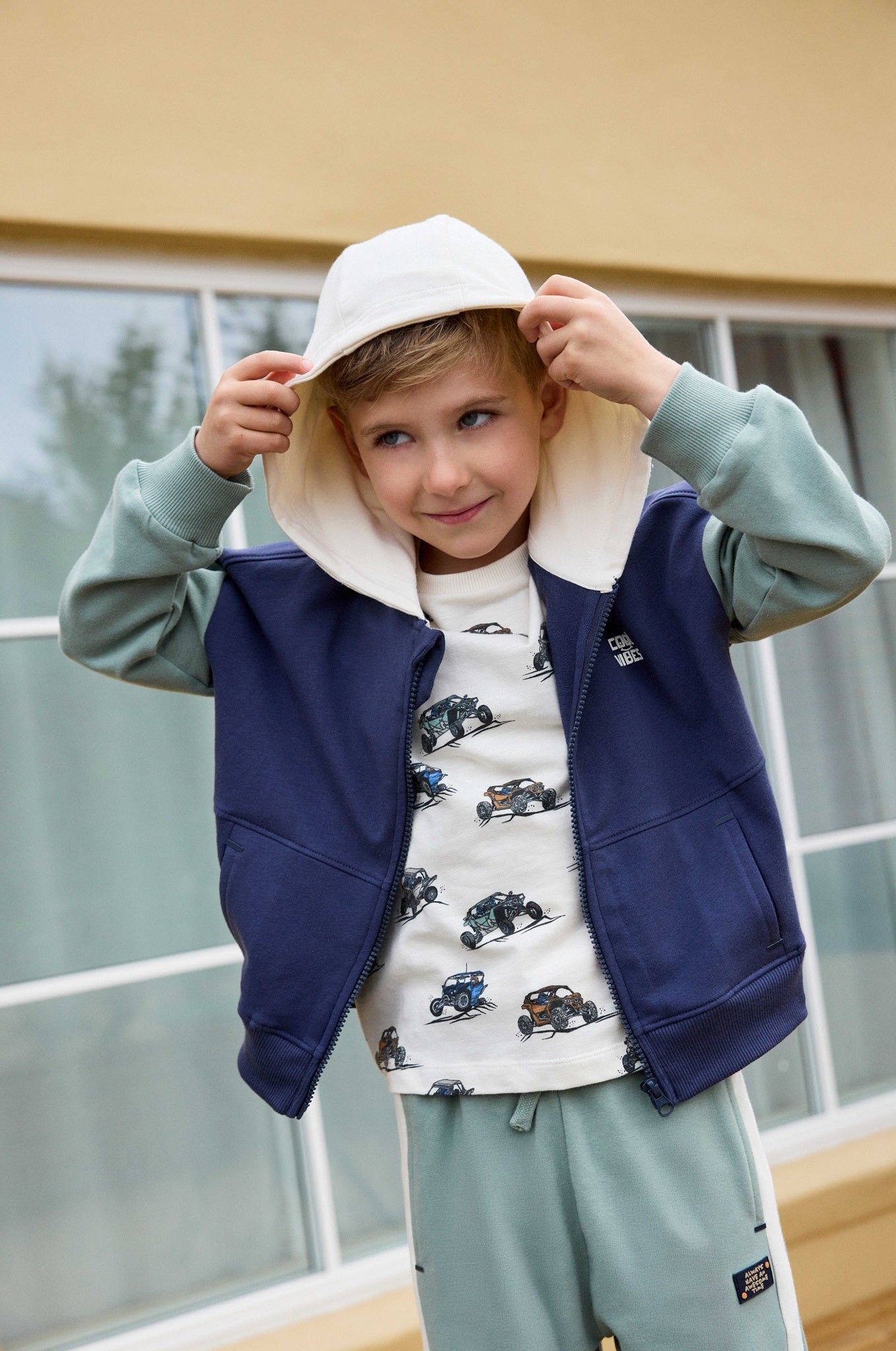 Kind trägt Minymo T-Shirt mit Dirtbike Motiv, Kinderladen Bärechind Winterthur Zürich Schweiz