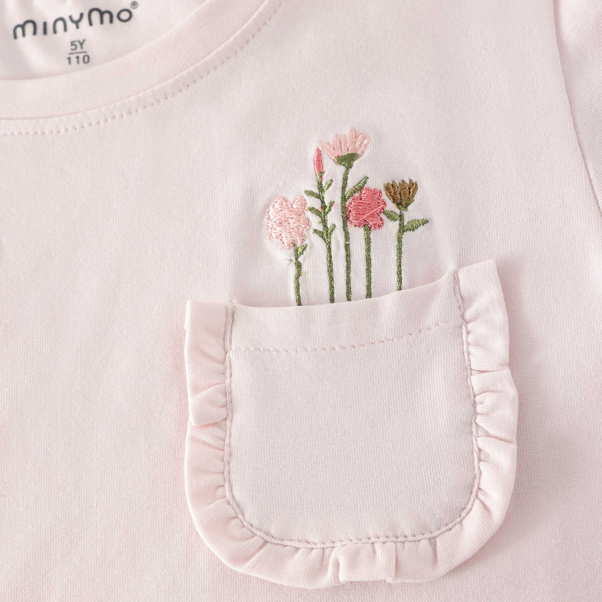 Detailaufnahme Brusttasche MINYMO T-Shirt Bio Baumwolle im Bärechind Winterthur Schweiz