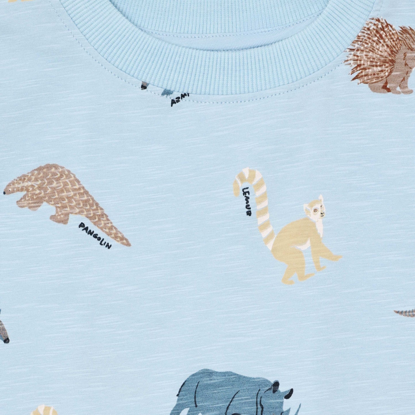 Detailaufnahme MINYMO T-Shirt Safari Bio Baumwolle hellblau im Bärechind Winterthur Schweiz