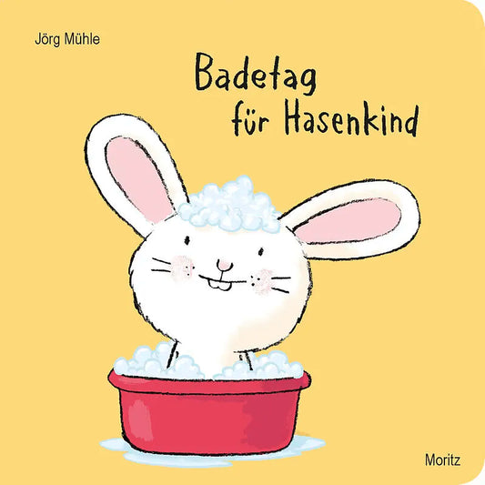 Cover des Kinderbuchs „Badetag für Hasenkind“ von Jörg Mühle – weißes Häschen mit Schaum sitzt fröhlich in der roten Badewanne auf gelbem Hintergrund.
