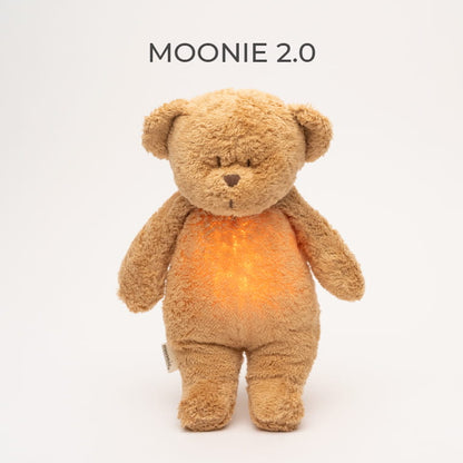 Moonie 2.0 Bär in Cappuccino – Kuscheltier mit Nachtlicht, Naturklängen und Schrei-Detektor zur sanften Einschlafhilfe für Babys. Jetzt erhältlich in Winterthur, Zürich, Schweiz.