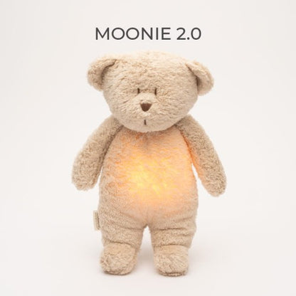 Moonie 2.0 Bär Einschlafhilfe in Sand – Kuscheltier aus Bio-Baumwolle mit natürlichen Klängen, Nachtlicht und Schrei-Detektor. Jetzt erhältlich in Winterthur, Zürich, Schweiz.