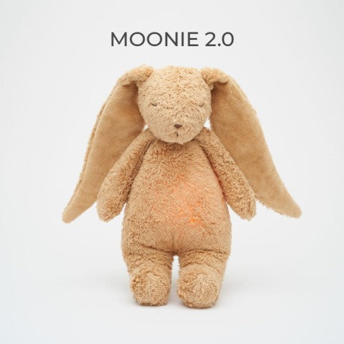 Moonie 2.0 Hase Cappuccino Einschlafhilfe in Sand – Kuscheltier aus Bio-Baumwolle mit natürlichen Klängen, Nachtlicht und Schrei-Detektor. Jetzt erhältlich in Winterthur, Zürich, Schweiz.