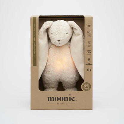 Moonie 2.0 Hase in stilvoller Verpackung – perfektes Geschenk für Babys mit Schlafhilfe-Funktion, Naturklängen und beruhigendem Licht. Jetzt in Winterthur, Zürich, Schweiz verfügbar.