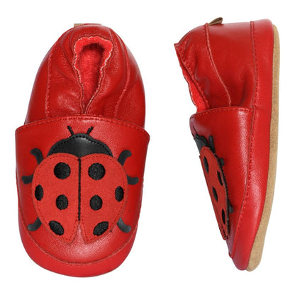 Seitliche Ansicht der MP Denmark Ladybug Leder Hausschuhe für Kinder in Pompeian Red mit weichem Leder und Marienkäfer-Design.