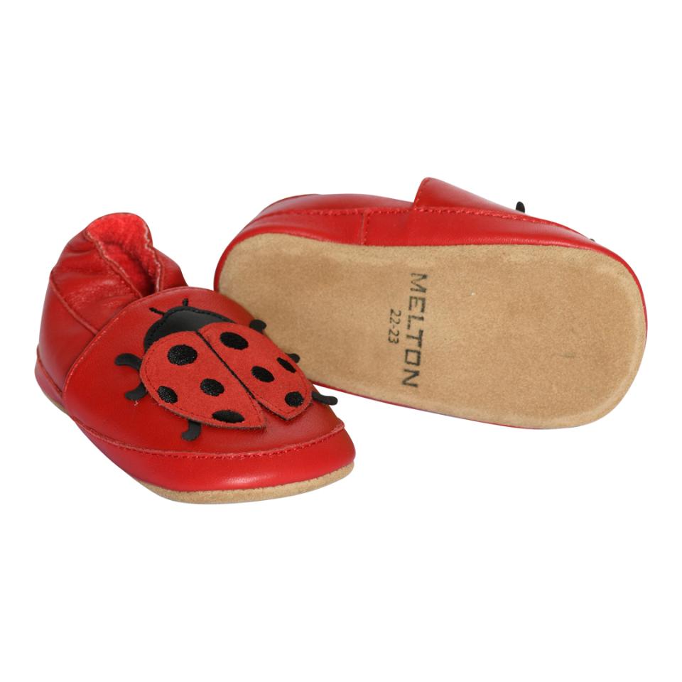 MP Denmark Ladybug Leder Hausschuhe für Kinder in Pompeian Red mit rutschfester Wildledersohle und elastischem Einstieg.