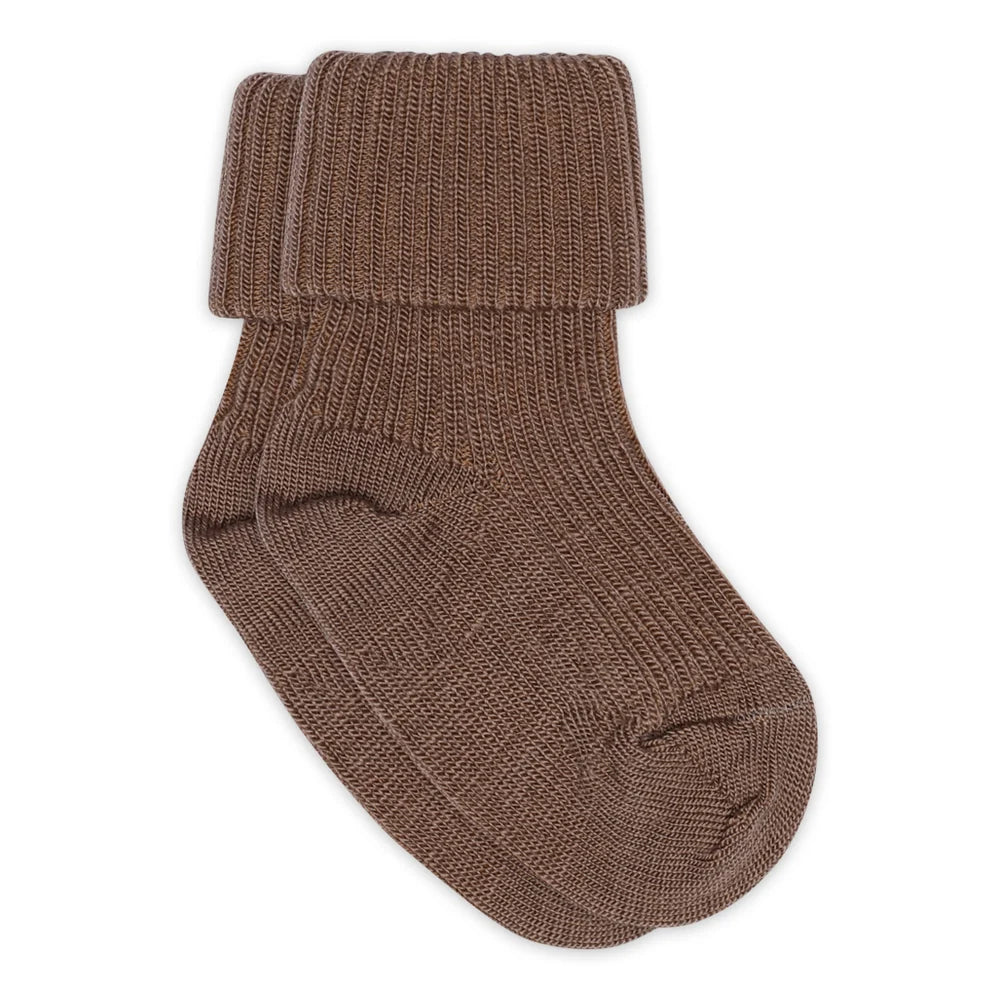 MP Denmark Merino Babysocken aus weicher Wolle in Brown Sienna mit breitem Rippbündchen, Bärechind Winterthur, Zürich, Schweiz.