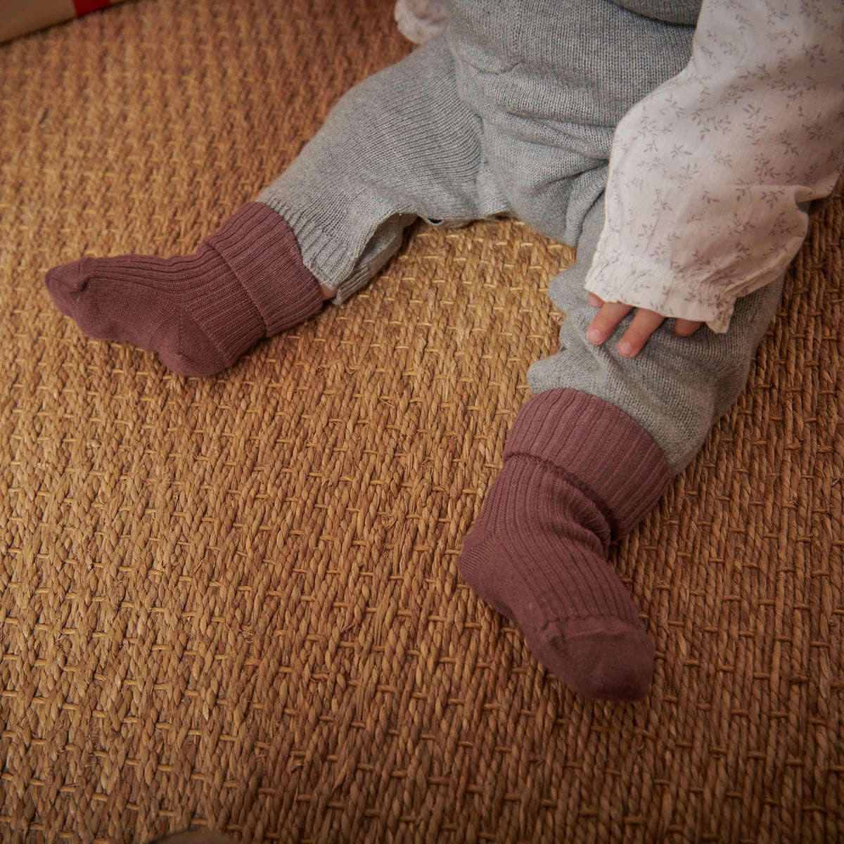 Baby trägt MP Denmark Merino Babysocken in Rose Taupe, erhältlich im Bärechind in Winterthur, Zürich, Schweiz.