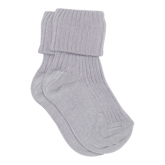 MP Kids Babysocken aus gerippter Baumwolle in der Farbe Lavender Sky mit weichem Umschlagbund. Perfekt für zarte Babyfüße und hohen Tragekomfort.