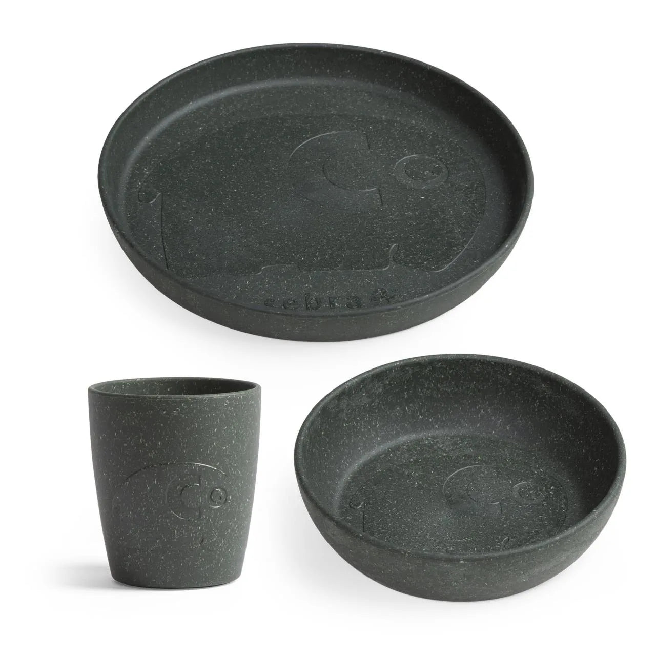 Dunkelgrünes MUMS-Essset aus Teller, Schale und Becher mit eingeprägtem Elefanten Fanto, freigestellt auf weissem Hintergrund.