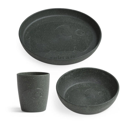 Dunkelgrünes MUMS-Essset aus Teller, Schale und Becher mit eingeprägtem Elefanten Fanto, freigestellt auf weissem Hintergrund.