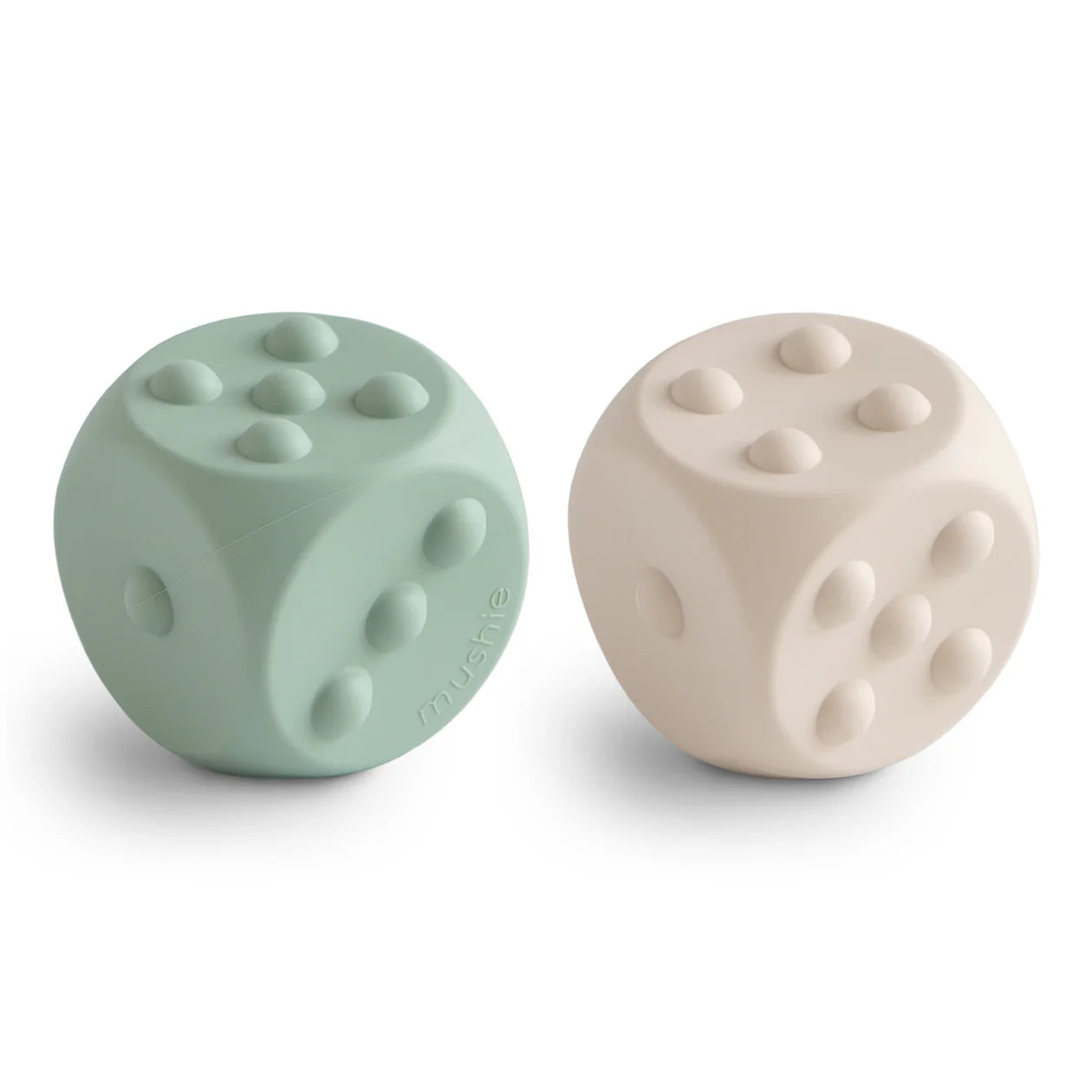 Mushie Dice Press Toy Würfel Set in Blue und Shifting Sands aus Silikon, Motorikspielzeug für Babys, erhältlich im Bärechind Winterthur, Zürich, Schweiz.
