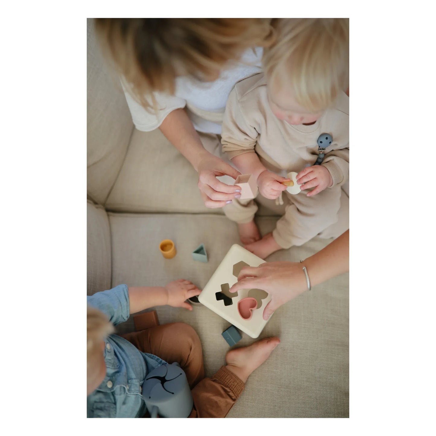 Kinder spielen mit Mushie Steckwürfel aus Silikon – nachhaltiges Spielzeug im Bärechind, Winterthur, Zürich Schweiz.