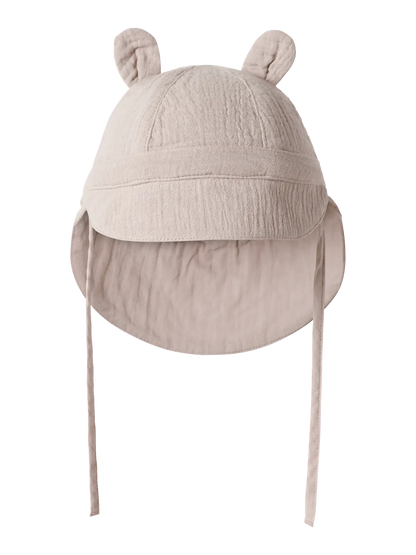 Musselin Baby Mütze aus Baumwolle mit Ohren und Nackenschutz in Beige zu kaufen im Bärechind Winterthur Zürich Schweiz.