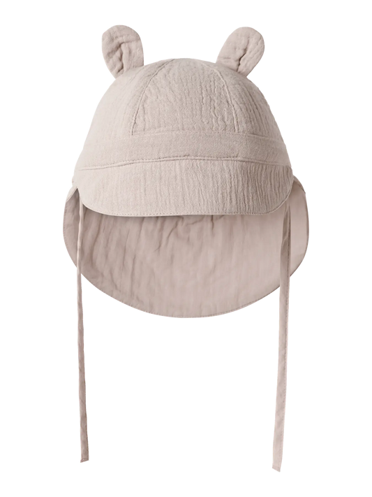 Musselin Baby Mütze aus Baumwolle mit Ohren und Nackenschutz in Beige zu kaufen im Bärechind Winterthur Zürich Schweiz.