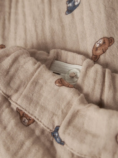 Detailansicht Musselin-Stoff und elastischer Bund an Babyhose von name it im Bärechind Winterthur Zürich Schweiz