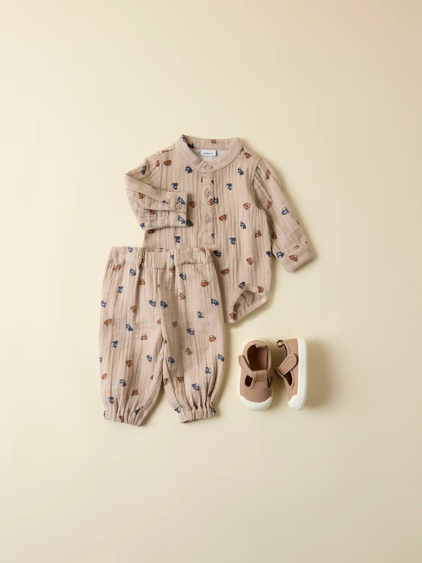 Graue Musselin-Hose mit Tier-Print kombiniert mit Babyoutfit von name it im Bärechind Winterthur Zürich Schweiz