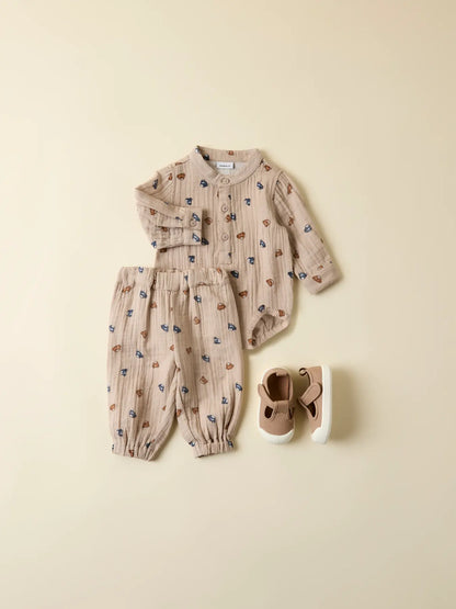 Graue Musselin-Hose mit Tier-Print kombiniert mit Babyoutfit von name it im Bärechind Winterthur Zürich Schweiz