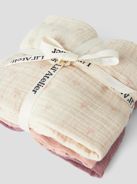 3er-Set Musselin-Tücher in Rosa von LIL'ATELIER, gebunden mit Schleife – erhältlich bei Bärechind in Winterthur, Zürich, Schweiz.