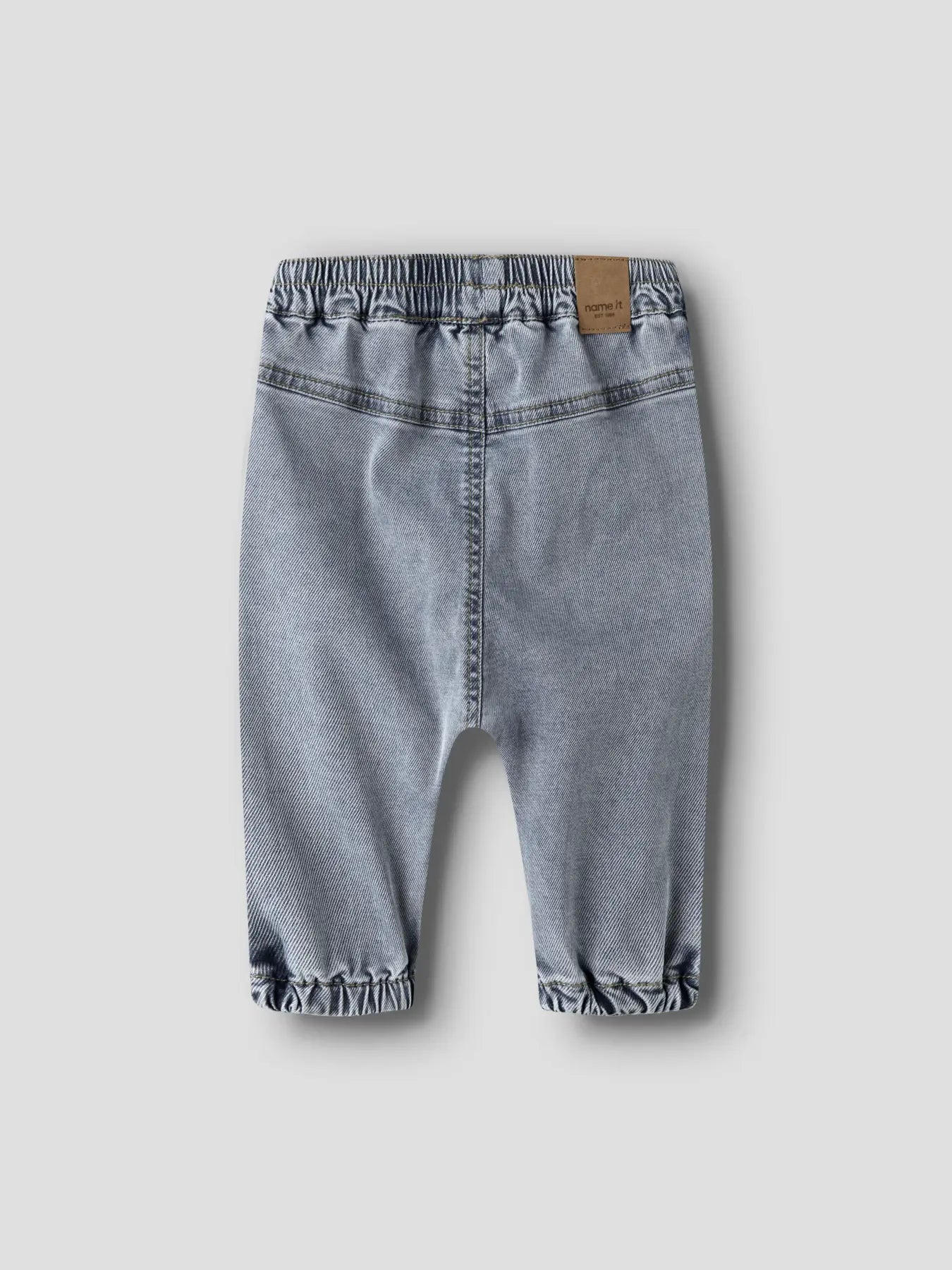 Hellblaue Baby Jeans von NAME IT mit Taschen und bequemem Schnitt, erhältlich bei Bärechind in Winterthur, Zürich, Schweiz.