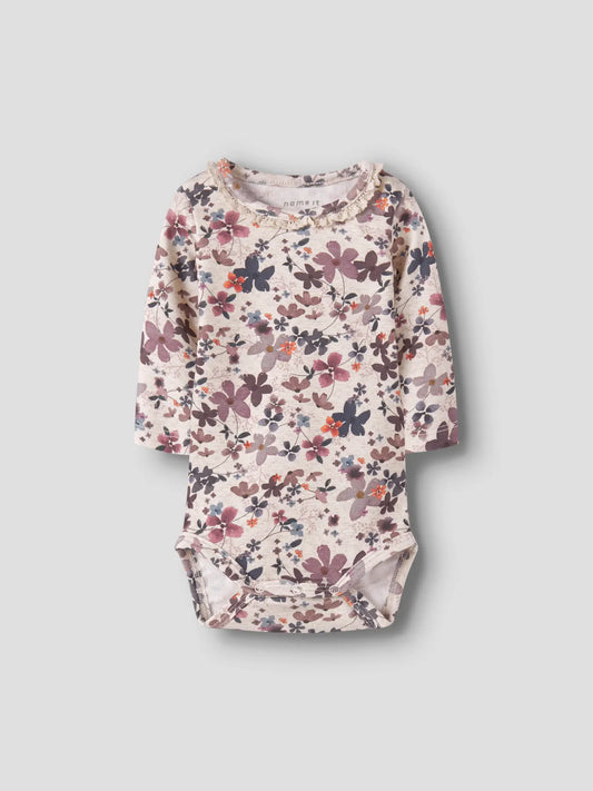 Vorderseite des naturfarbenen NAME IT Babybodys mit Bio-Baumwolle und Blumenmuster – erhältlich bei Bärechind in Winterthur, Zürich, Schweiz.