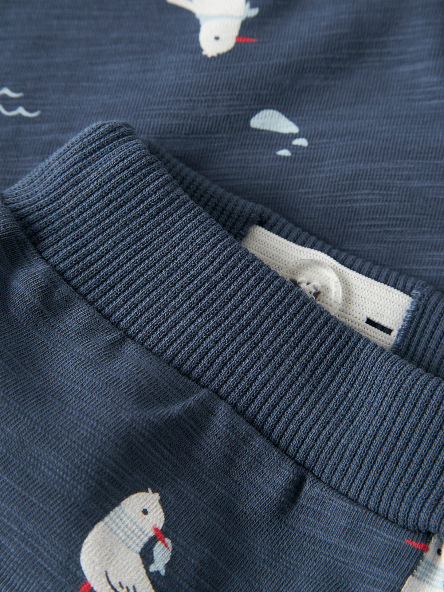 Detail elastischer Bund Babyhose Baumwolle von NAME IT im Kinderladen Bärechind in Winterthur