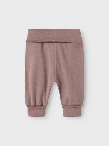 Weiche Babyhose aus 100% Wolle in Mauve von Name it – erhältlich bei Bärechind in Winterthur.