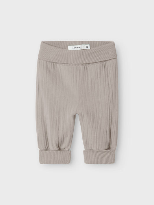 Babyhose aus Musselin in beige von NAME IT bei Bärechind Winterthur Zürich Schweiz kaufen, Vorderseite.