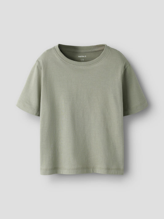 NAME IT Baumwoll T Shirt uni grün für Kinder, erhältlich im Bärechind Kinderladen in Winterthur, Zürich, Schweiz.