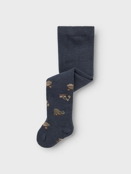 Die blaue Merino-Strumpfhose mit süssem Fahrzeugdesign ist von Name it und in Winterthur erhältlich.