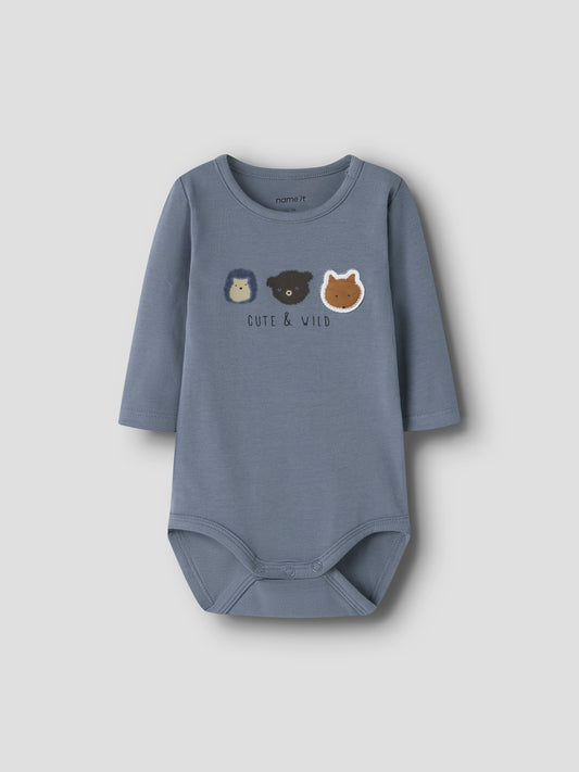 Blauer NAME IT Body aus Baumwolle mit Igel, Bär und Fuchs, erhältlich bei Bärechind in Winterthur, Zürich Schweiz.