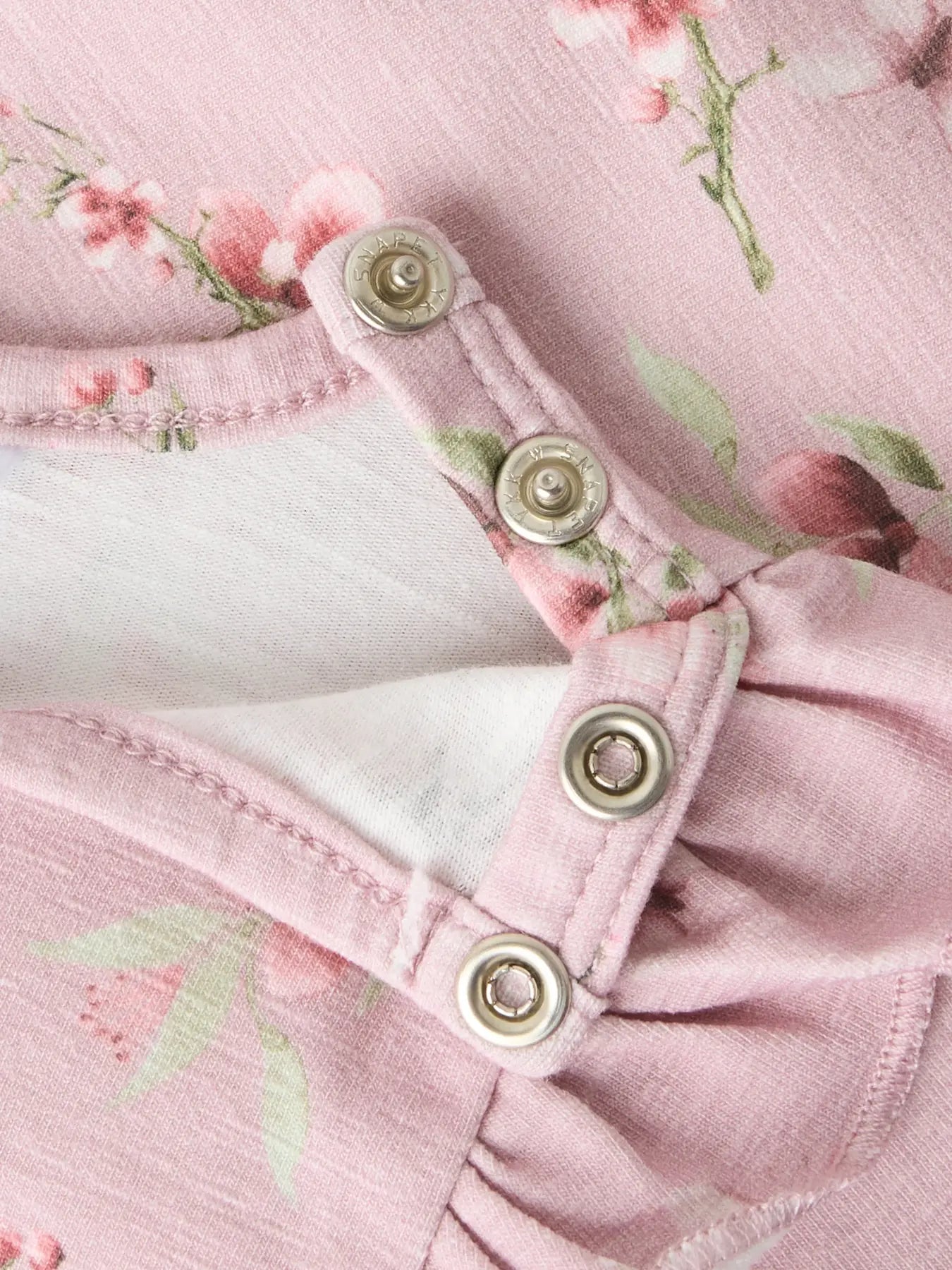 Detailansicht Druckknöpfe am Babybody von NAME IT – Bio-Baumwolle bei Bärechind Winterthur Schweiz