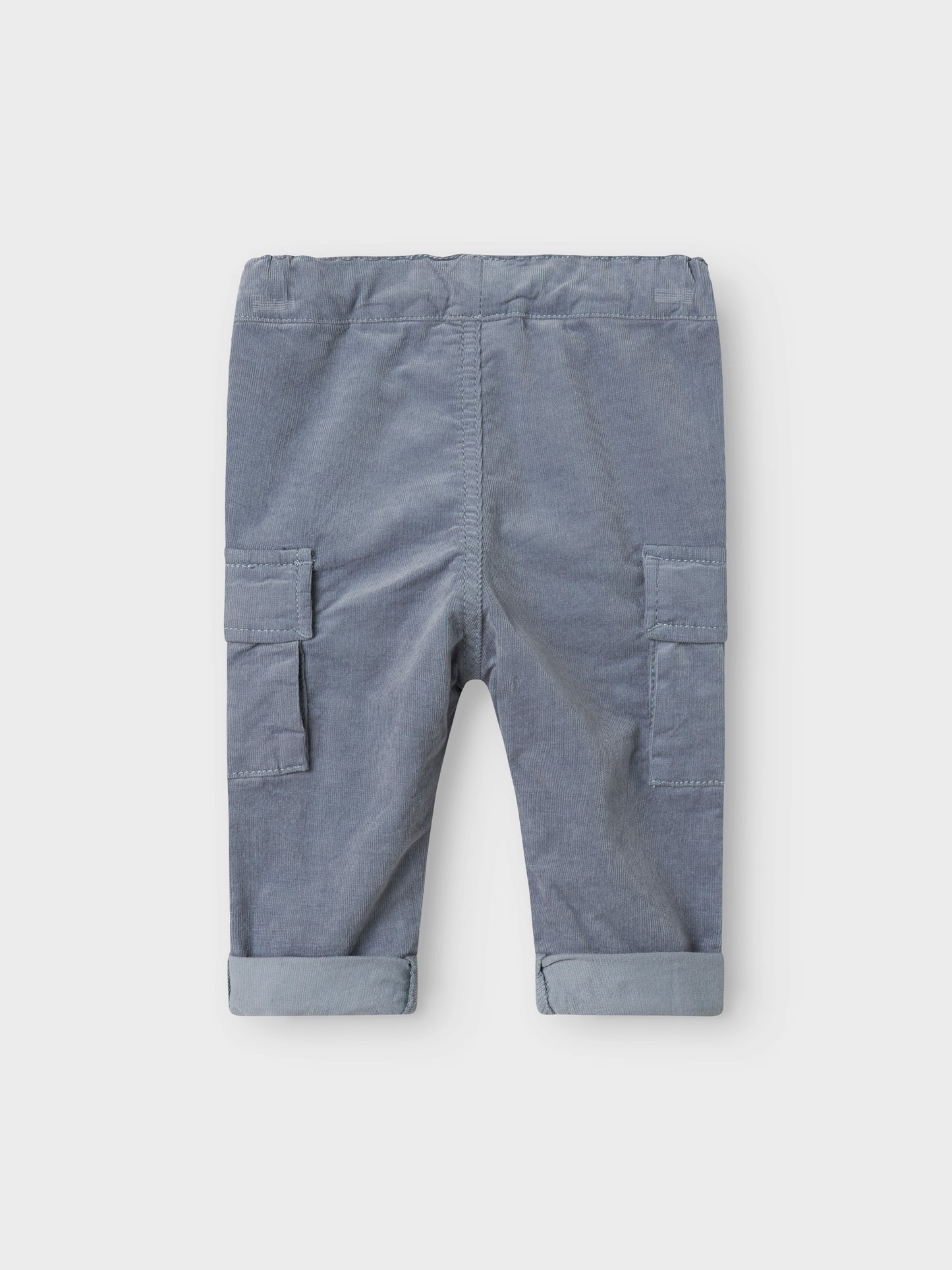 Rückansicht der NAME IT Cordhose aus Bio-Baumwolle, blau, Bärechind Winterthur, Zürich Schweiz.