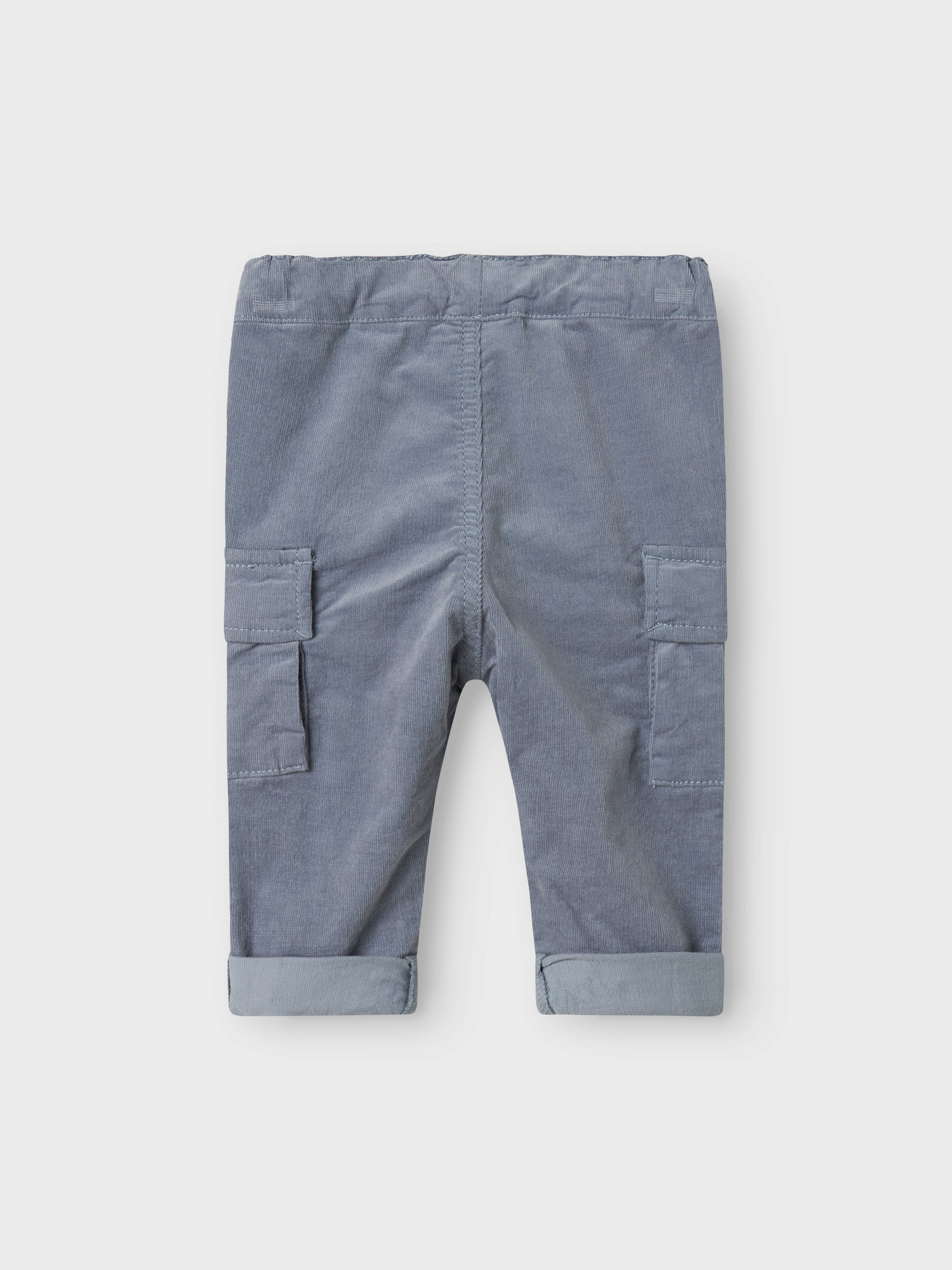 Rückansicht der NAME IT Cordhose aus Bio-Baumwolle, blau, Bärechind Winterthur, Zürich Schweiz.