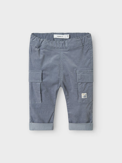 Vorderansicht der NAME IT Cordhose aus Bio-Baumwolle, blau, Bärechind Winterthur, Zürich Schweiz.