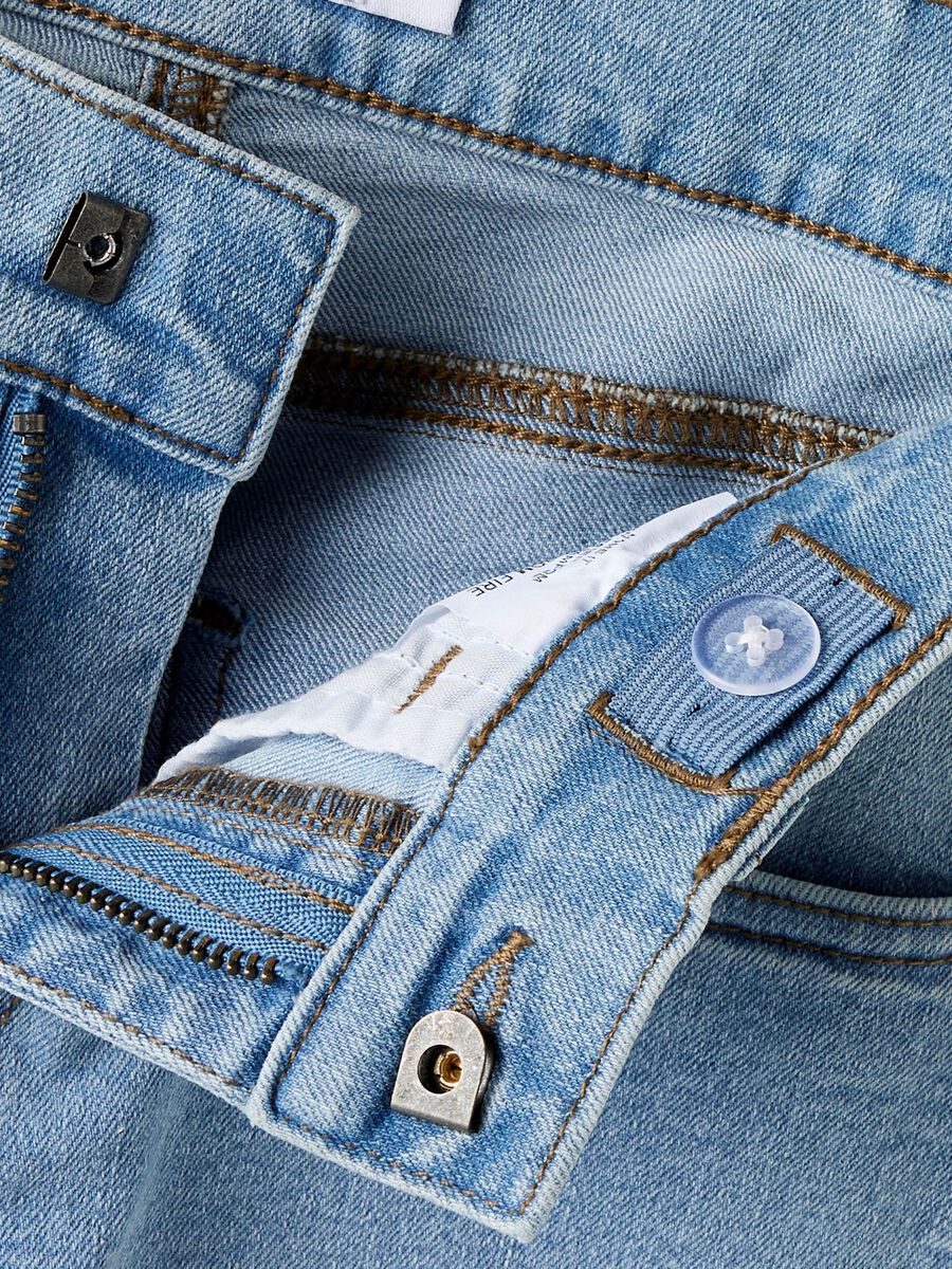Detailaufnahme der NAME IT Jeans in Light Blue Denim mit Knopf und Denimstruktur, erhältlich im Bärechind.