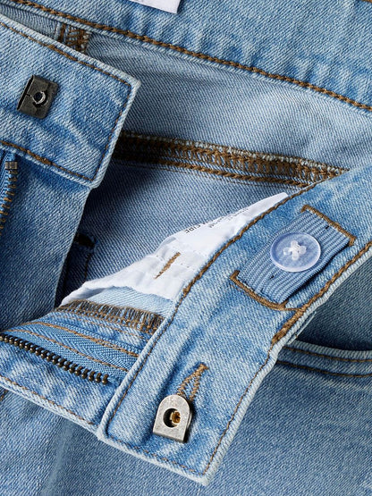 Detailaufnahme der NAME IT Jeans in Light Blue Denim mit Knopf und Denimstruktur, erhältlich im Bärechind.