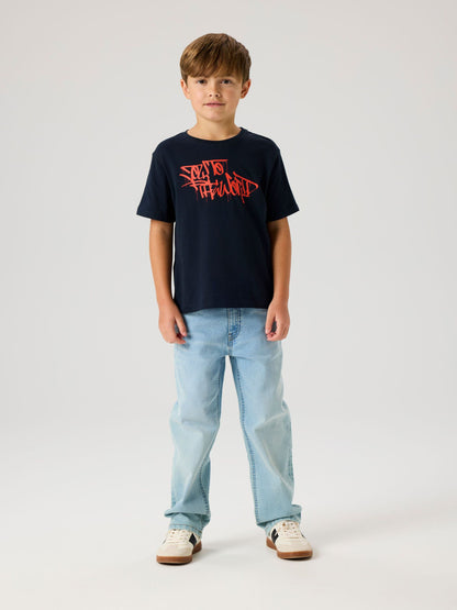Tragebild der NAME IT Jeans in Light Blue Denim mit Knopf und Denimstruktur, erhältlich im Bärechind.