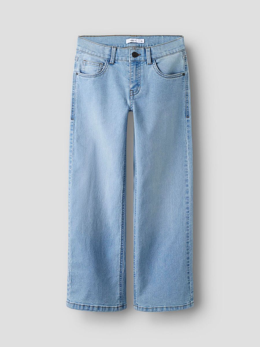 NAME IT Kinderjeans in Light Blue Denim mit weitem Bein und heller Waschung von vorne fotografiert.