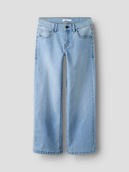 NAME IT Kinderjeans in Light Blue Denim mit weitem Bein und heller Waschung von vorne fotografiert.