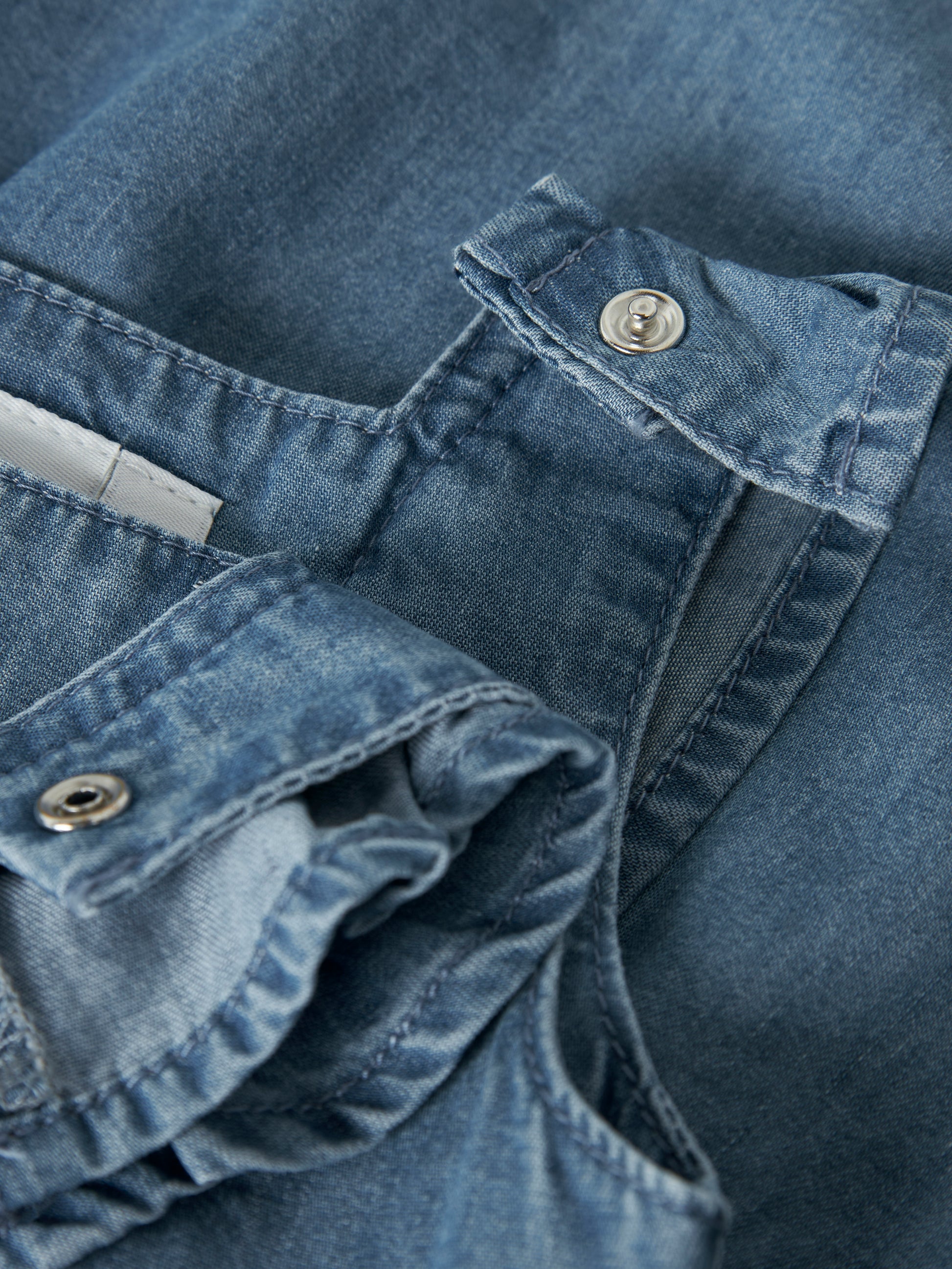Detail Volants Träger Jeanskleid Baby von NAME IT bei Bärechind Winterthur Zürich Schweiz kaufen