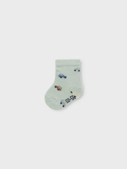 Kindersocke von NAME IT in Mintgrün mit kleinen Auto-Motiven – erhältlich bei Bärechind in Winterthur