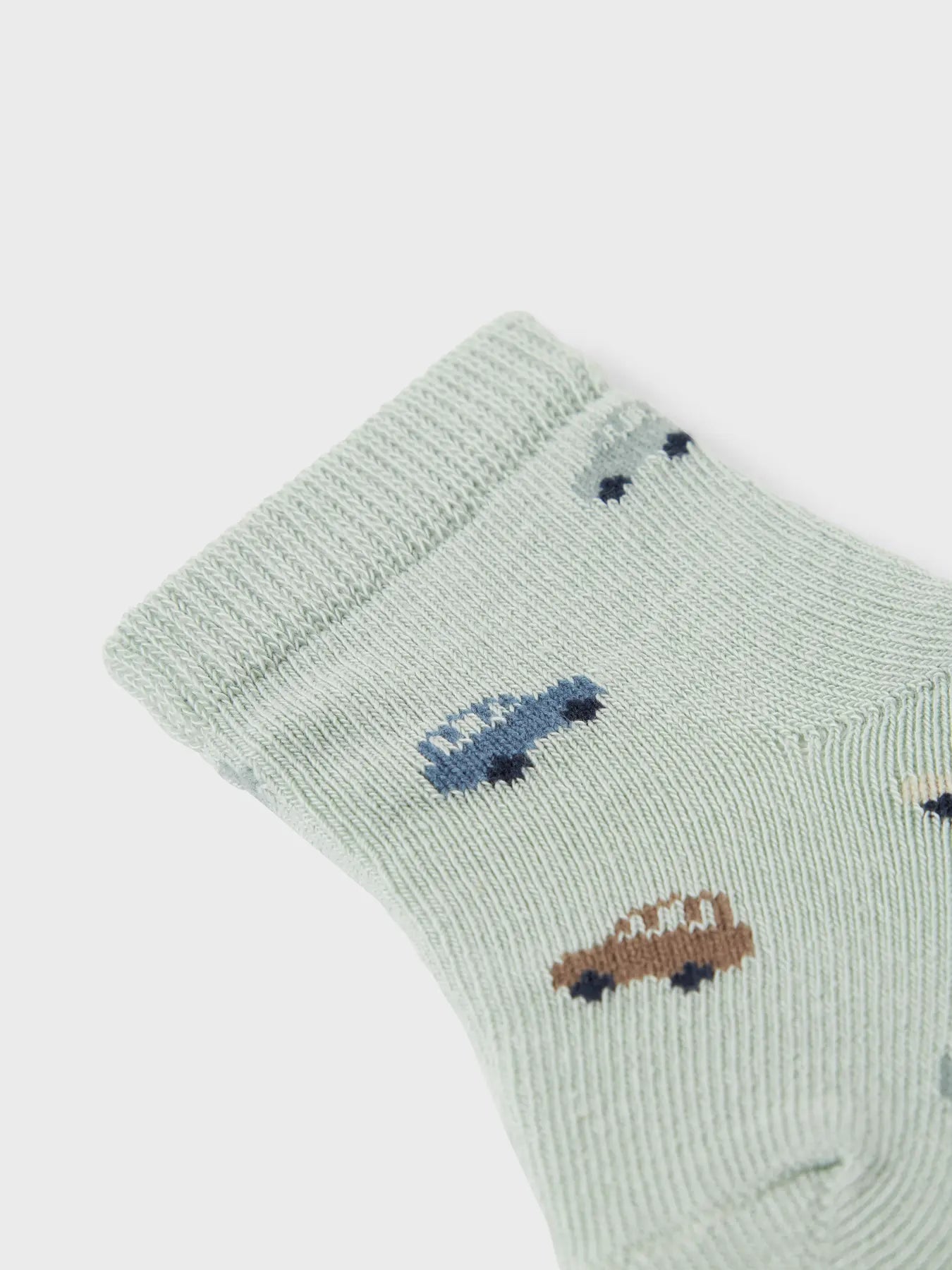Detailansicht einer mintgrünen NAME IT Kindersocke mit bunten Auto-Motiven – Bärechind Winterthur.