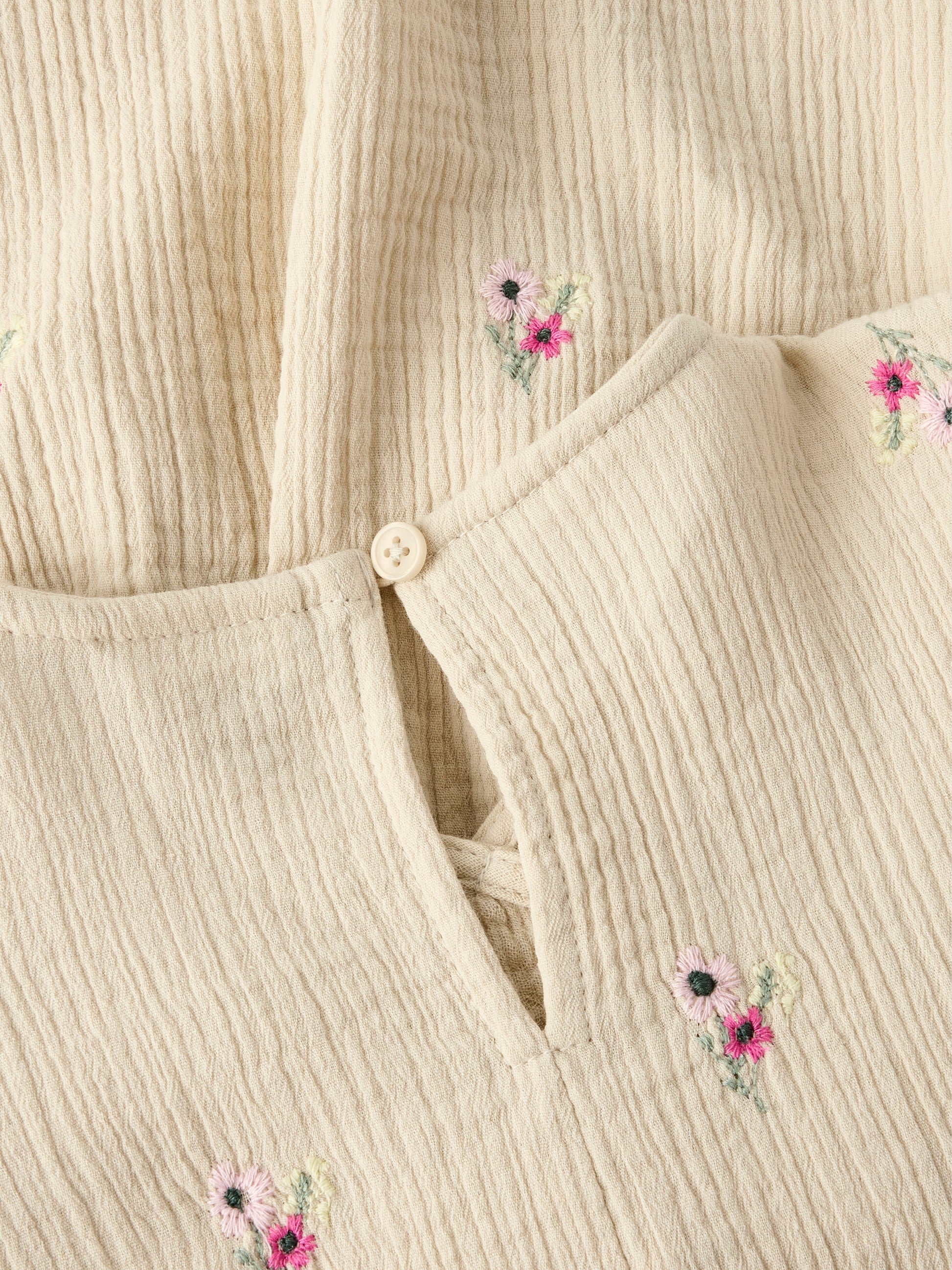 Detail Blumenstickerei Musselin Kleid von NAME IT bei Bärechind Winterthur Zürich Schweiz kaufen