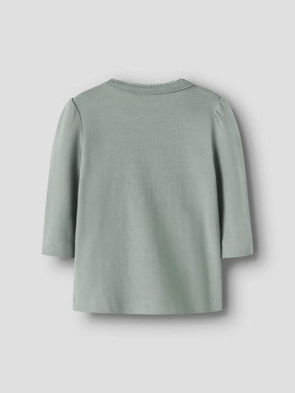 Rückansicht des salbeigrünen NAME IT Langarmshirts mit leicht gerafften Schultern.